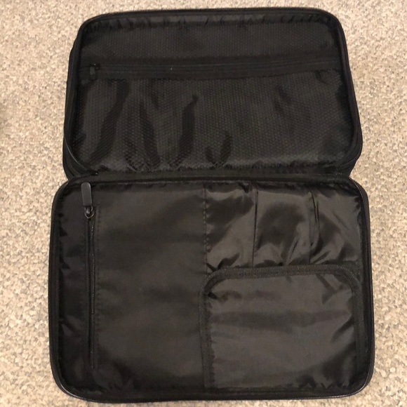 Vasker Cosmetic Case - Picture 3 of 8